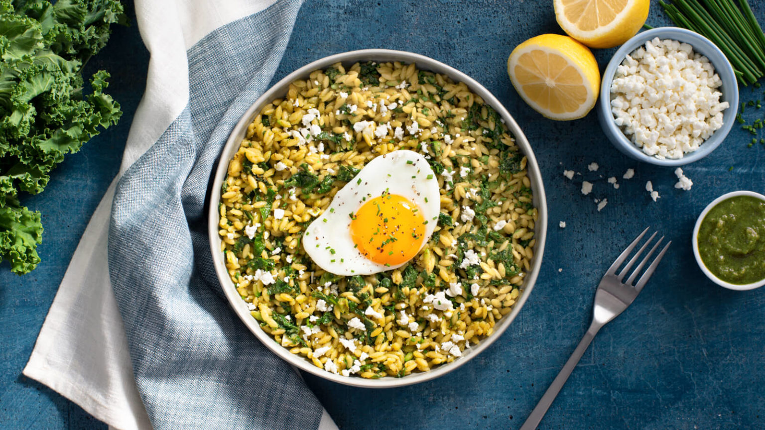 Orzo au pesto servis avec œufs poêlés CATELLI®